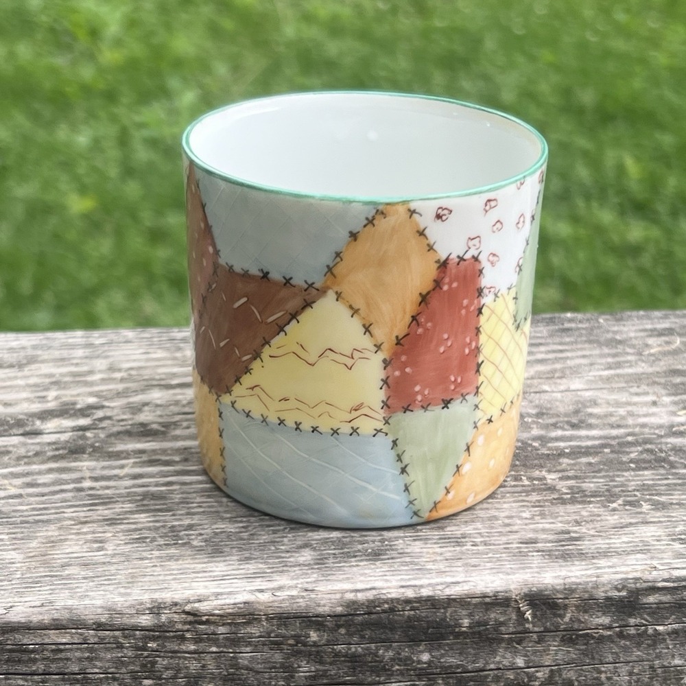 Vintage Hand Painted Patchwork Quilt Mug Pastel Folk Art Ceramic Cup Signed 77 - Picture 4 of 8